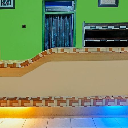 Oyo 91697 Nyaman Homestay Syariah Pare Esterno foto