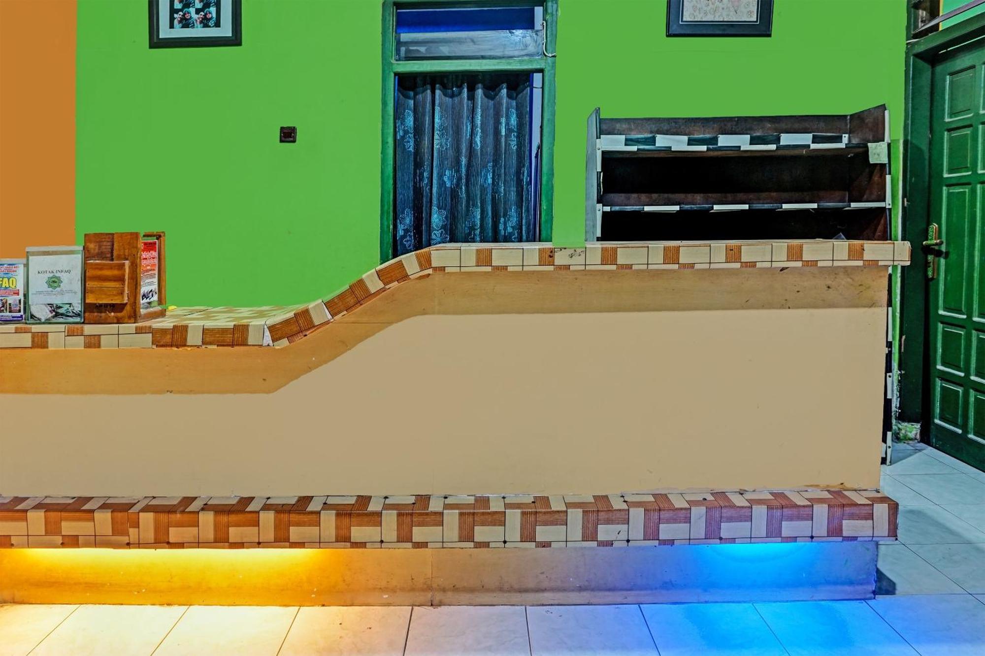 Oyo 91697 Nyaman Homestay Syariah Pare Esterno foto