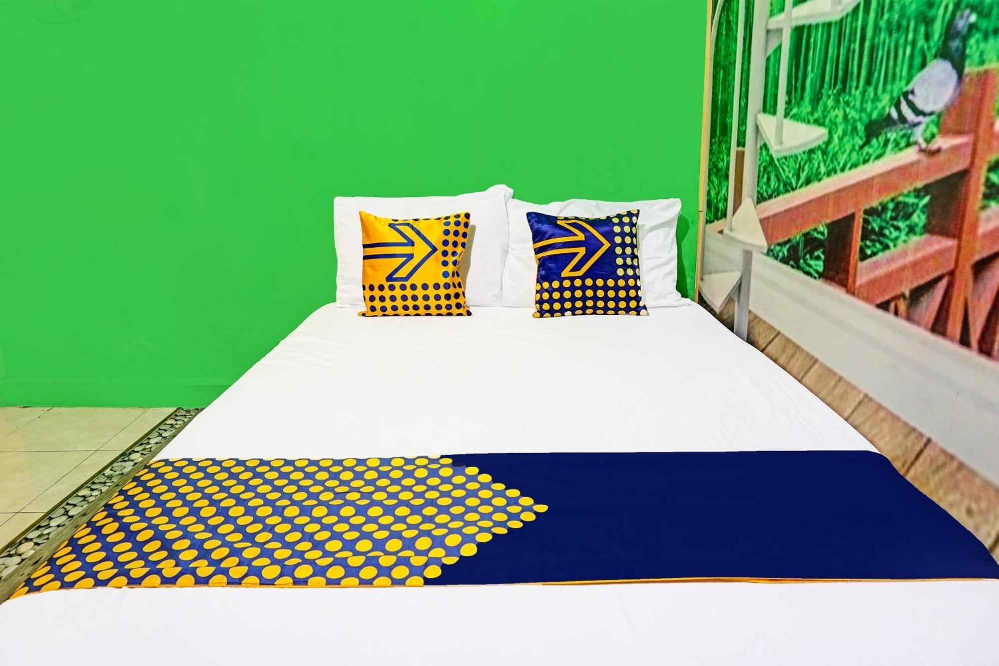 Oyo 91697 Nyaman Homestay Syariah Pare Esterno foto