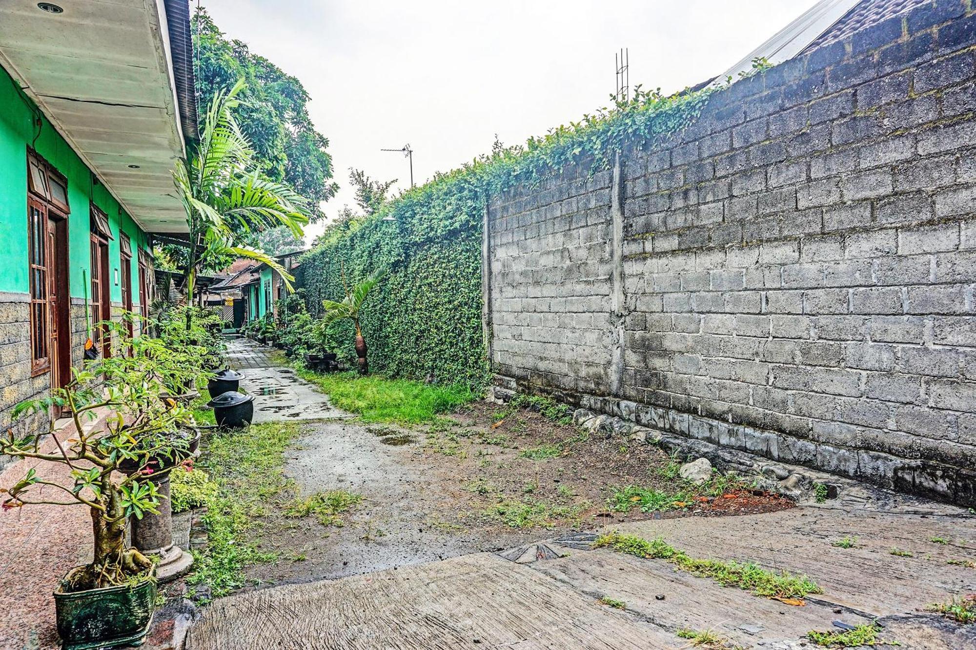 Oyo 91697 Nyaman Homestay Syariah Pare Esterno foto