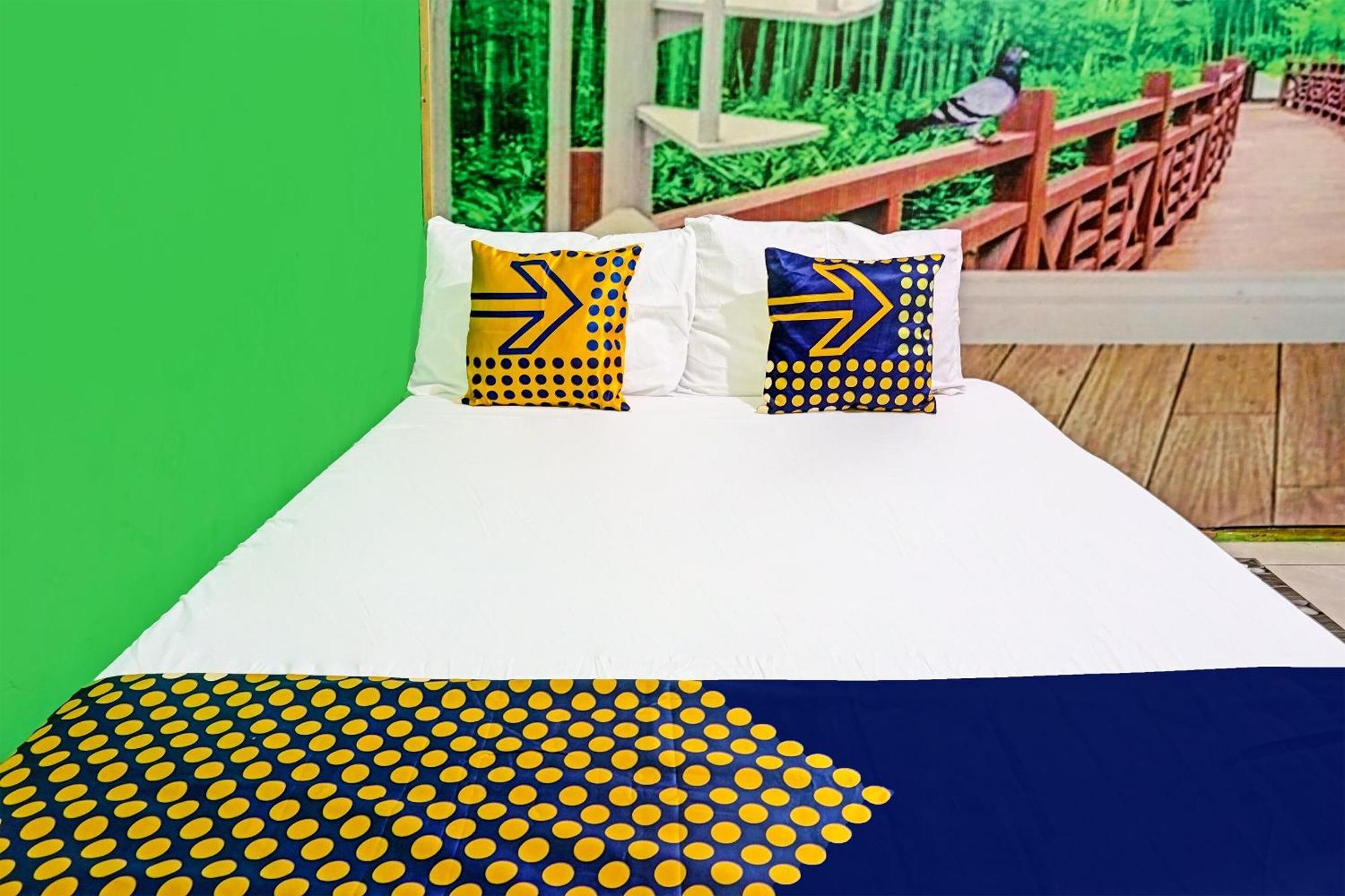 Oyo 91697 Nyaman Homestay Syariah Pare Esterno foto