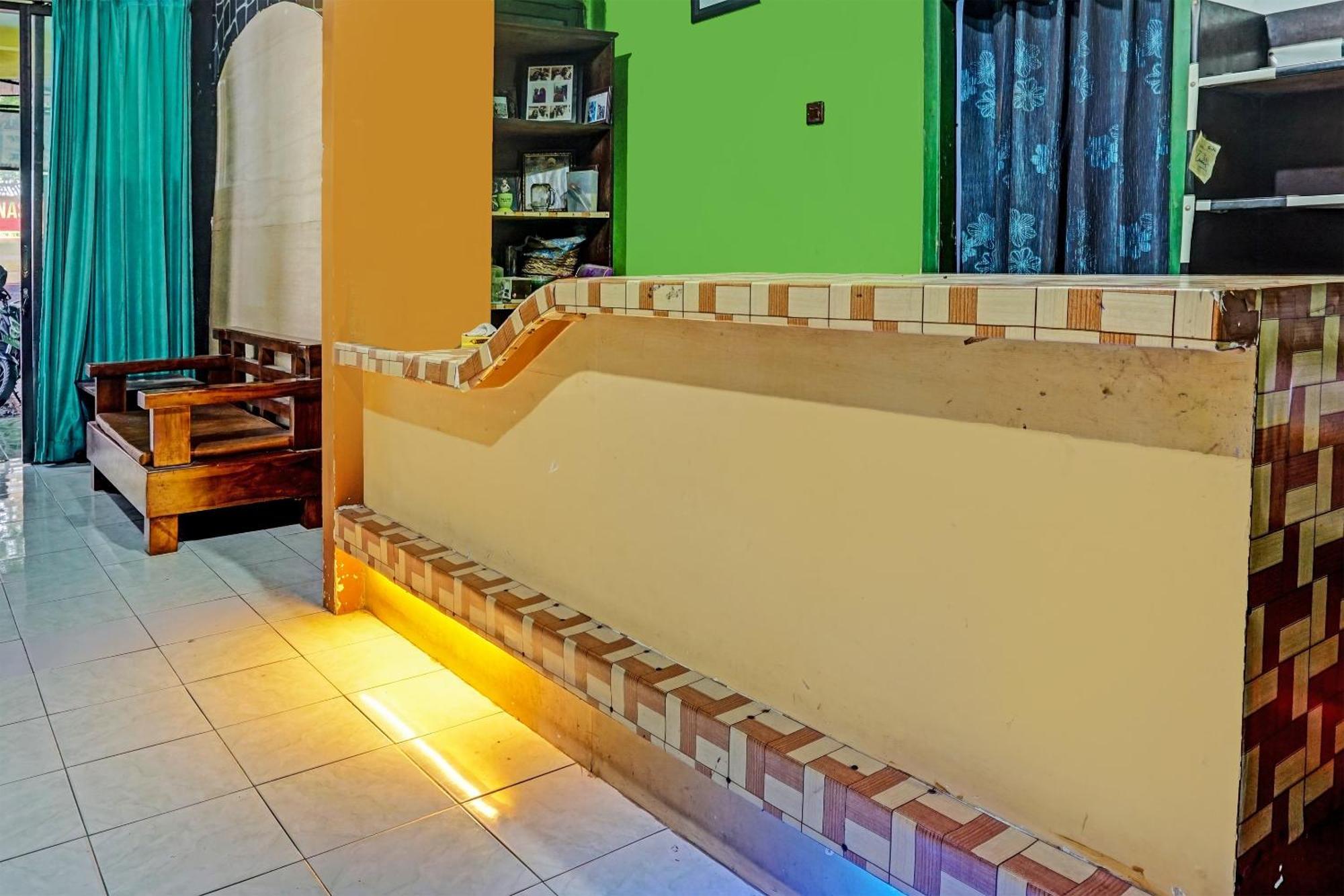 Oyo 91697 Nyaman Homestay Syariah Pare Esterno foto