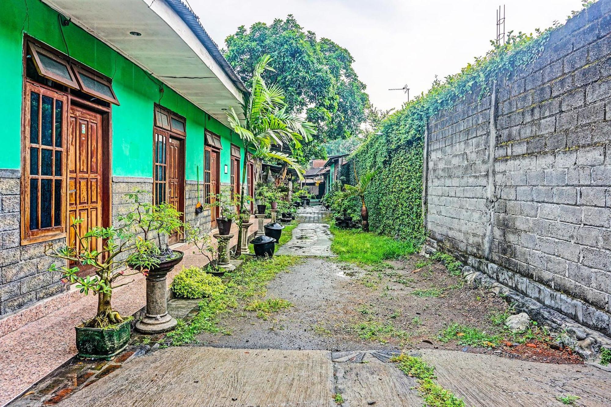 Oyo 91697 Nyaman Homestay Syariah Pare Esterno foto